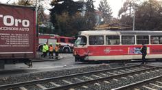 Kamion se v Praze srazil s tramvají, řidiči skončili v nemocnici