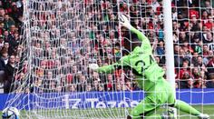 Nové posily United selhaly. Onana dostal gól z půlky, Mount minul prázdnou bránu
