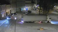 Kamion zabloudil a vjel na rekonstruované náměstí. Zničil ho, musí se zase opravit