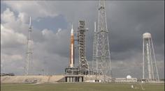 Přípravy vesmírné mise Artemis 1 vrcholí. Raketa už je na odpalovací rampě