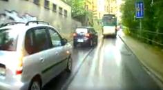 Nepochopitelným manévrem ohrozil lidi v autobuse. Bez ohlédnutí ujel