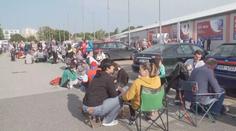 Nadávky a několik dní ve frontě! O bankovku s Bohdalovou je enormní zájem