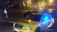 Taxikář dostal infarkt za volantem a boural! Zachránili ho policisté