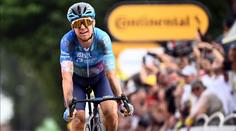 Na kostkách byl nejrychlejší Simon Clarke. Žlutý dres uhájil Wout van Aert