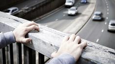 Dramatická záchrana sebevraha v Kladně. Muž se urputně bránil, museli ho připoutat
