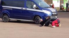 Hádka o parkování, kvůli malému rozestupu došlo na judo. VIDEO