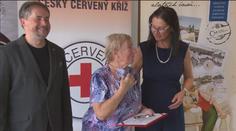 Při koronakrizi pomáhal i o berlích! Červený kříž ocenil české hrdiny