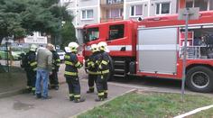 Kvůli požáru evakuovali 95 lidí. Hořel kočárek, zapálit ho mohl žhář!