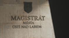 Ústecká úřednice dostává půlmilionové odměny. Za co jsou, odmítá prozradit