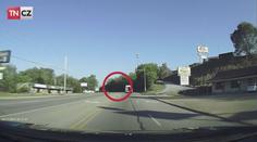Holčička (4) vzala za jízdy za kliku a vypadla z jedoucího autobusu!