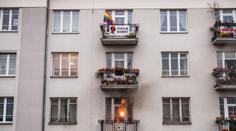 V Polsku vyvěsili na balkón duhovou vlajku, extrémisté jim zapálili dům