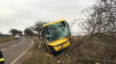 Autobus s 20 lidmi na Náchodsku narazil do stromu! 5 zraněných