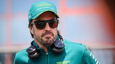 Oslavy ve stáji Aston Martin, dvojnásobný šampion F1 je šťastným tatínkem