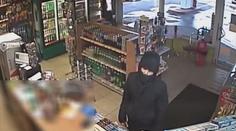 Lupič přepadl benzínovou pumpu s pistolí v ruce, policii uniká