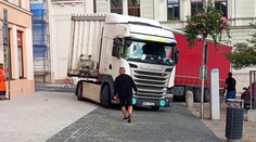 Kamion zablokoval jablonecké náměstí. Zavedla ho tam navigace