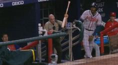 Šerif byl hvězdou na baseballu. Jednou rukou zachytil zbloudilou pálku