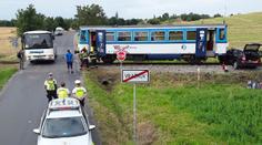 Na Litoměřicku se srazil motorový vlak s autem. Jeden člověk je zraněný
