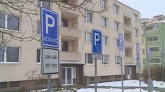 Radní mění parkovací pravidla. Předplatitelé blokovali místa