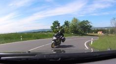 Motorkář řízl zatáčku, až narazil do auta! Nehodu neřešil a ujel