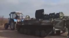 VIDEO: Ukrajinský farmář připravil Rusy o obrněný vůz. Odtáhl jej traktorem