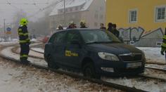Pod sněhem mu zmizela silnice: Zahrál si na tramvaj, vjel na koleje!