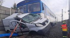 Tragická nehoda na Šumpersku. Při srážce vlaku s dodávkou zemřel řidič