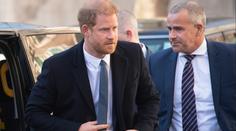 Princ Harry se vrátil do Velké Británie. Rovnou zamířil k soudu