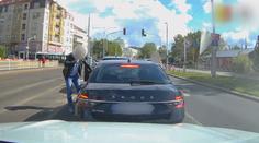 Policista si chtěl užít volna s rodinou, místo toho ho málem přejela opilá žena