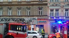 Byt v Myslíkově zachvátil oheň, tramvaje kvůli zásahu neprojely