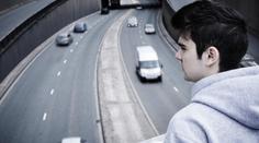 Muž visel za ruce z mostu. Život mu zachránilo odstavené auto
