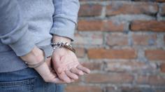 Chlapec se měl v Plzni vloupat do cukrárny. Obvinili ho hned z 16 skutků