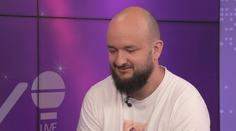 Nevšední zážitek z koncertu: Pokáče překvapilo psí lejno. Život je barevný, zhodnotil