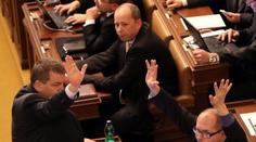 Poslanci si odhlasovali zvýšení svých platů! Zvýší je i soudcům