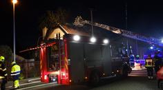 Oheň zničil rodinný dům, popáleného muže odvezla sanitka