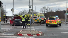 V Praze se srazilo osobní auto se záchranářským. Čtyři zranění