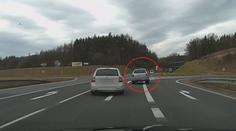 Řidič předjel auto a dupl na brzdu! Za pár minut to udělal znovu