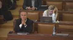 Vládu tlačí čas. Bez daňového balíčku nebudou peníze na vyšší rodičovskou
