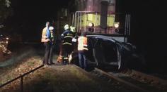 Auto vjelo ve Zlíně přímo před blížící se vlak. Dva těžce zranění