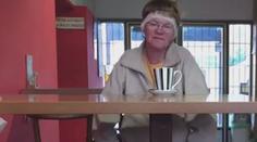 Zlín straší šílená žena. Svléká se, ozbrojuje se a napadá děti!