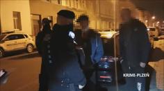 Skupinka mladíků skákala po autech v Plzni. Strážníkům vyhrožovala
