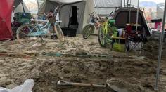 Češi na festivalu Burning Man: Po dešti přišel totální kolaps. Jeden člověk zemřel