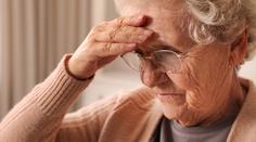 Znepokojivé zjištění vědců. Alzheimer se může přenášet z člověka na člověka