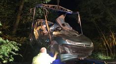 Řidič vlétl do lesa, ve zničeném autě neměl šanci přežít