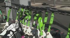 Praze s elektrokoloběžkami došla trpělivost. Oznámila, odkdy budou zakázané
