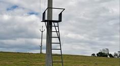 Žádné povolení, žádné ohledy. Posed dali přímo na sloup elektrického vedení