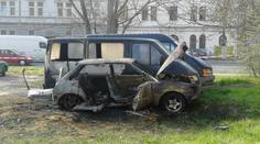V Praze shořelo osobní auto, uvnitř hasiči našli ohořelé tělo