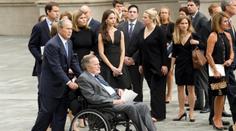 Exprezident USA Bush skončil na JIPce. Den po pohřbu manželky