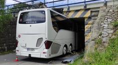 Autobus vjel na Českokrumlovsku do mostu. Přišel o většinu střechy a zasekl se