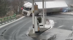 Drsné video: Kamionu na ledovce ujel návěs. Nehodě se už nedalo zabránit