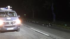 Motorkář v Praze najel do zaparkovaného auta. Na místě zemřel